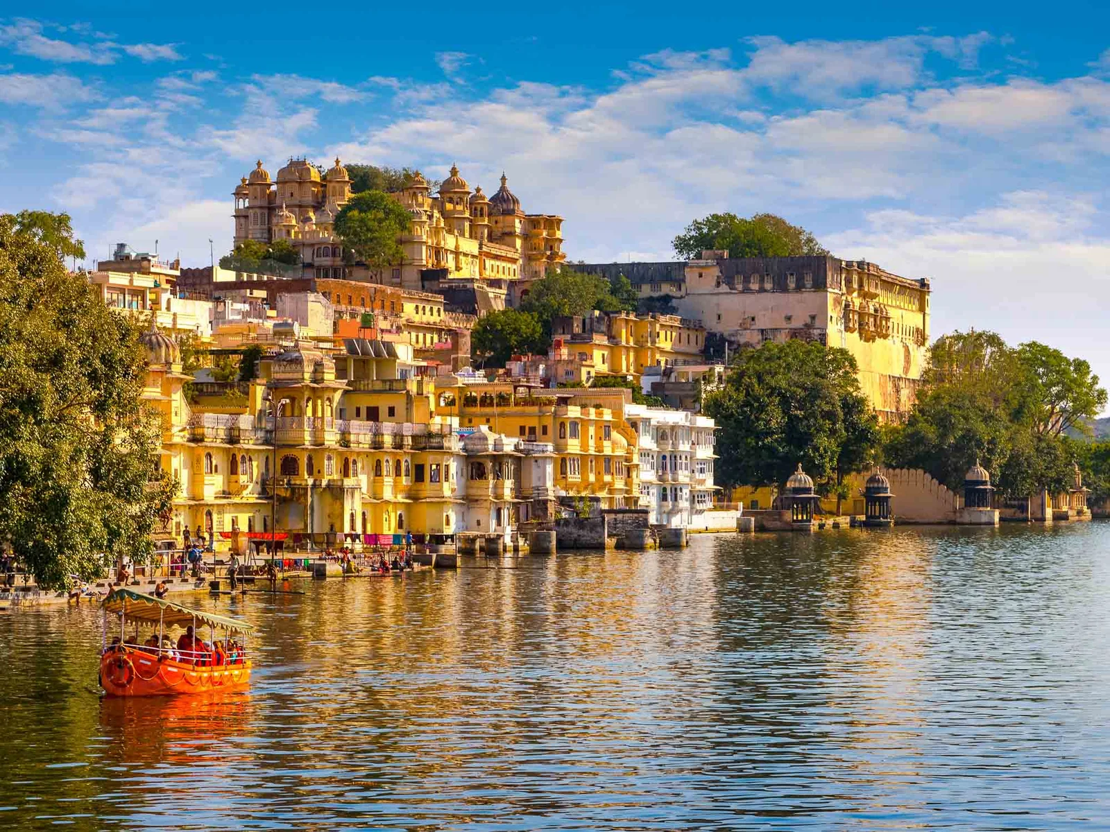 City-Palace-Pichola-Lake-Udaipur-Rajasthan-India