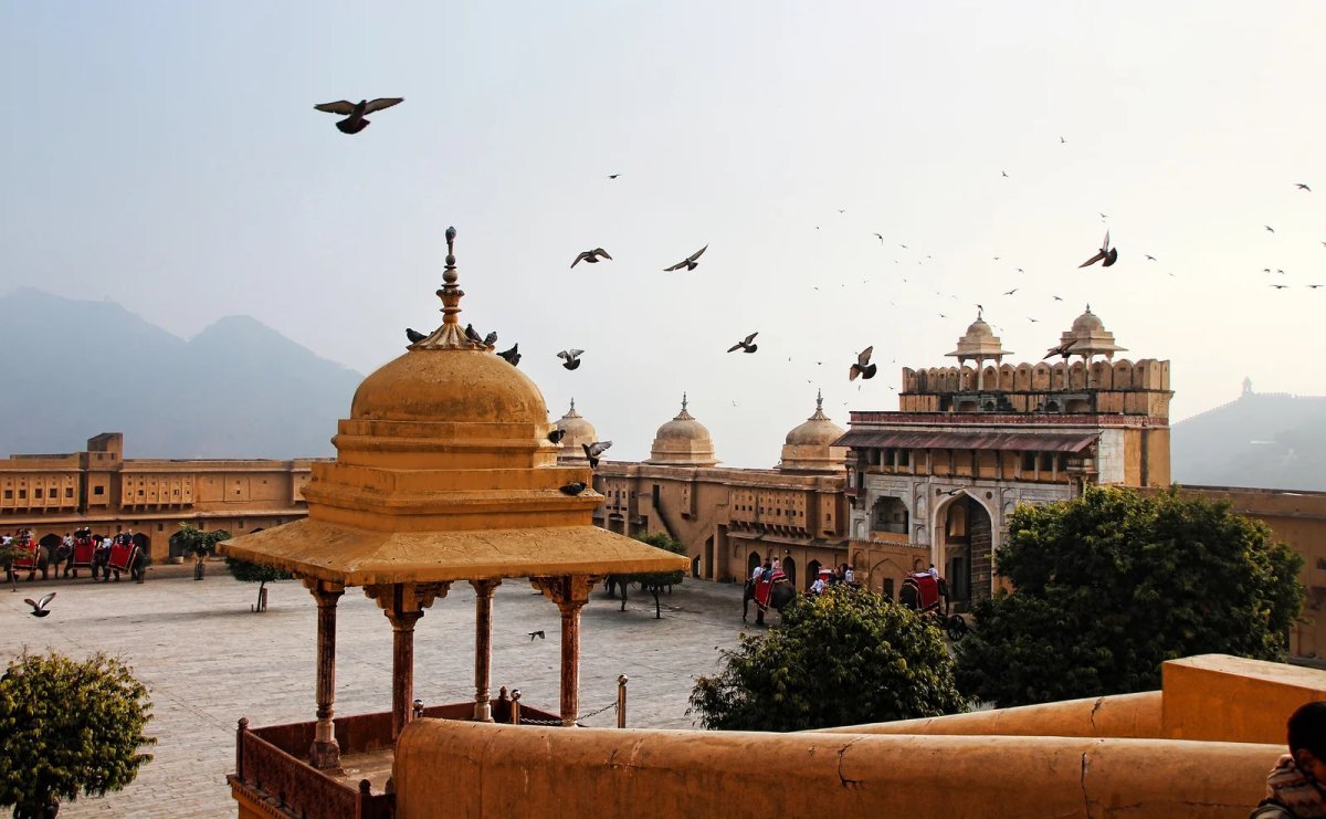 Jaipur’s Royal Trinity: A Sovereign Sojourn Through Amber Fort, Hawa Mahal, and City Palace