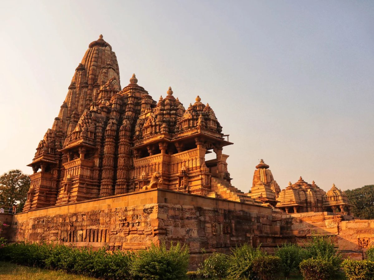 The Maharajas' Express: The Indian Panorama Journey to Orchha and Khajuraho Temples